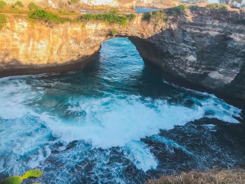 Pesona Pantai Pasih Uug, Surga Tersembunyi di Nusa Penida Pesona Pantai Pasih Uug, Surga Tersembunyi di Nusa Penida